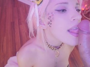 Молоденькая блондинка с ушками на голове пьет сперму после минета