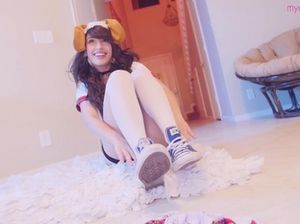 Игривая брюнетка со щенячьими ушками делает нежный минет дружку