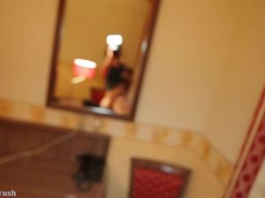 Обалденная блондинка взяла за щеку член парня от первого лица