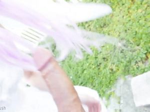 Девушка в костюме феи пылко отсасывает большой член на улице