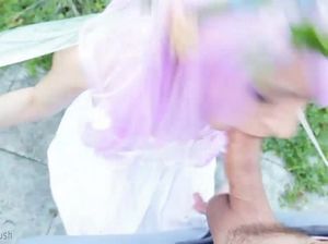 Девушка в костюме феи пылко отсасывает большой член на улице