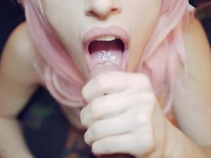 Малышка в розовом парике сосет толстенный член от первого лица