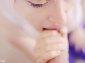 Блондинка в леггинсах из спандекса хорошо сосет толстый хуй