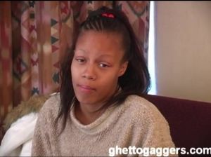 Молодая негритянка делает глубокий минет и получает сперму на лицо от белых парней