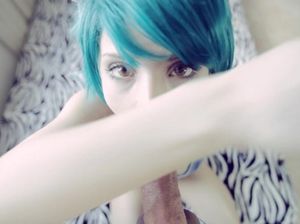 Милашка с синими волосами после минета получает камшот в рот