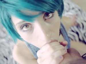 Милашка с синими волосами после минета получает камшот в рот