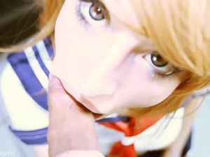 Юная девушка устроила ролевые игры и мастерски сосет большой член