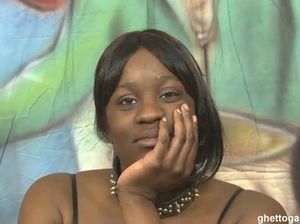 Пацан жестко ебет негритянку прямо в глотку и обильно поливает ее пермой