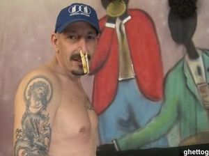 Черная шлюха в платье в сетку дала белому доминирующему мужику в глотку и пизду