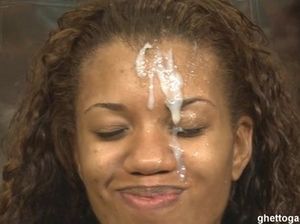 Кудрявая чернокожая девушка получает сперму на лицо после горлового минета