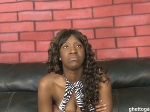 Черную шлюху выебали в глотку до рвоты и обкончали лицо из белого хуя