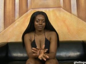 Белый потрахал негритянку и в итоге залил ее своей спермой