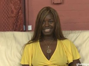 Мужчина доминирует над негритянкой и радует ее семязвержением