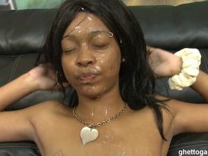 Белый любовник обкончал лицо негритянки после жесткого траха