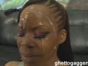 Жестко выебал симпатичную негритянку и кончил ей прямо на лицо