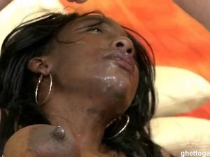 Белые извращенцы обкончали лицо негритянки после анальной групповухи