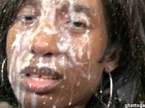 Белые извращенцы обкончали лицо негритянки после анальной групповухи