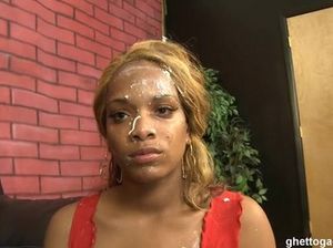 Пацан кончает на лицо негритянки после жетского секса