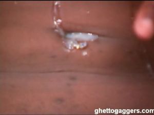 Белые хуи отодрали в рот и очко жопастую негритянку и сделали буккаке