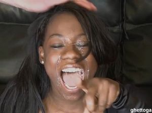 Негритянка на поводке сделала горловой минет и была жестко выебана во все дырки