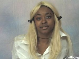 Черная женщина в парике получила сперму после глубокого отсоса