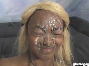 Черная женщина в парике получила сперму после глубокого отсоса