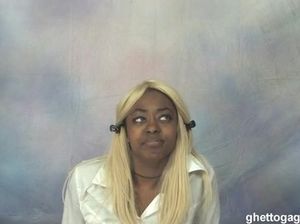 Черная женщина в парике получила сперму после глубокого отсоса