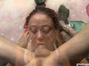 Негритянка жестко сосет большой член и рыгает от этого