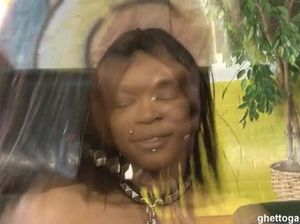 Черная рабыня делает горловой отсос и в завершении получает обильный камшот