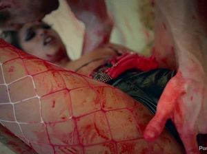 Возбужденный парень трахает мулатку в краске с окончанием внутрь