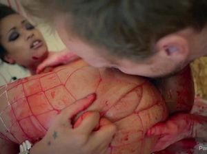 Возбужденный парень трахает мулатку в краске с окончанием внутрь