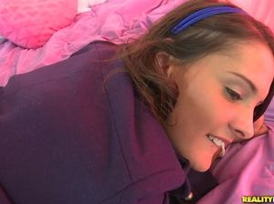 Совсем молоденькая миниатюрная брюнетка после секса разрешила кончить внутрь себя