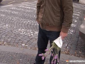 Пацан совратил юную девушку с хвостиками и залил ее пизду кремпаем после секса