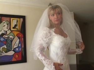 Невеста ебется с мускулистыми неграми и пьет их сперму