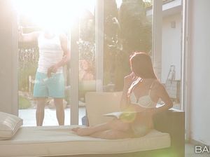 Лысый любовник активно долбит в анал стройную рыжую девушку