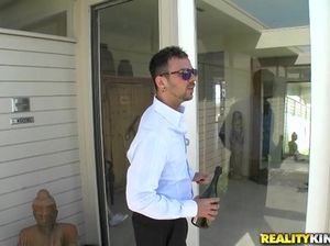 Рыженькая молодая девка стонет на толстом хую соседа