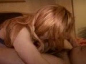 Белый и черный мужчины ебут симпатичную бабу на кровати