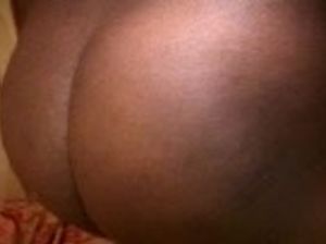 Белый и черный мужчины ебут симпатичную бабу на кровати