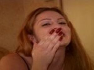 Белый и черный мужчины ебут симпатичную бабу на кровати