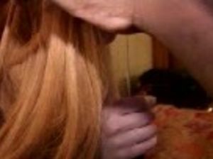 Белый и черный мужчины ебут симпатичную бабу на кровати