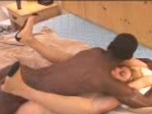 Черный мужик трахает длинным членом белую самку и кончает в письку