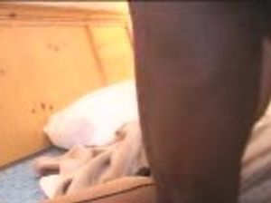 Черный мужик трахает длинным членом белую самку и кончает в письку