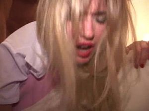 Женщина в чулках и на каблуках занимается групповым сексом с неграми и белыми парнями