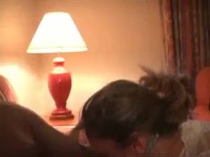 Женщина делает горловые отсосы неграм и ебется с ними