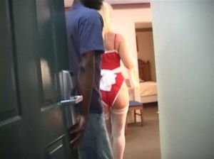 Зрелая горничная в чулках отсосала негру член и получила кремпай после секса