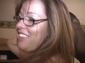 Очкастая зрелая сучка изменяет мужу с негром в номере отеля