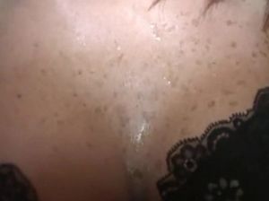 Симпатичная грудастая женщина занимается сексом с двумя неграми на кровати