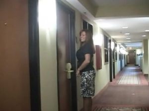 Симпатичная грудастая женщина занимается сексом с двумя неграми на кровати