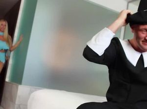 Лысый мужик жарит в пизду грудастую блондинку на высоких каблуках