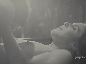 Милашка с маленькими сиськами занялась романтическим сексом с кавалером